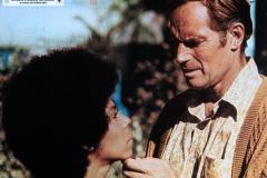 1975: Occhi bianchi sul pianeta Terra, Rosalind Cash e Charlton Heston in una scena del film