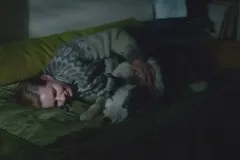 Anatomia di una caduta, Sandra Hüller e il cane Messi in una scena del film