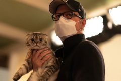 Argylle - La super spia, il regista Matthew Vaughn col gatto Chip in una foto dal set