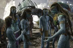 Avatar - La via dell'acqua, Zoë Saldana e Sam Worthington in una sequenza del film