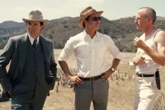 Babylon, Lukas Haas, Brad Pitt e Spike Jonze in una scena del film di Damien Chazelle