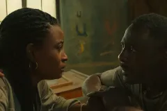 Beast, Iyana Halley e Idris Elba in una sequenza del film di Baltasar Kormákur