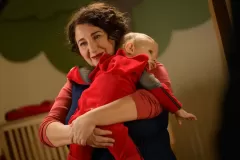 Bla Bla Baby, Maria Di Biase tiene in braccio un bimbo nel film di Fausto Brizzi