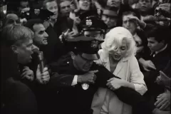 Blonde, Ana de Armas circondata dalla folla in una scena del film