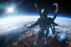 Blue Beetle, Xolo Maridueña nello spazio in una scena del film