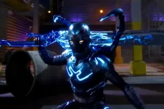 Blue Beetle, Xolo Maridueña nei panni dell'eroe in una scena del film