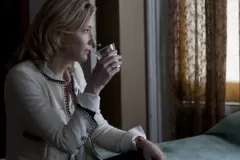 Blue Jasmine, una Cate Blanchett malinconica in una scena del film