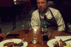 Boiling Point, Stephen Graham a tavola coi clienti in una scena del film di Philip Barantini