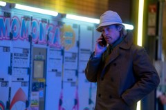 Bullet Train, Brad Pitt prende istruzioni al telefono in una scena del film