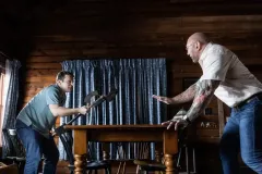 Bussano alla porta, Dave Bautista e Jonathan Groff in una sequenza del film