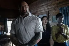 Bussano alla porta, Dave Bautista, Nikki Amuka-Bird e Abby Quinn in una scena del film