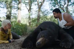 Cocainorso, Alden Ehrenreich, Aaron Holliday e l'orso in una scena del film