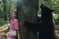 Cocainorso, Keri Russell cerca di sfuggire all'orso in una scena del film di Elizabeth Banks