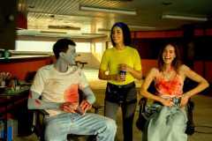 Cut! Zombi contro zombi, Finnegan Oldfield, Bérénice Bejo e Matilda Anna Ingrid Lutz in un momento del film