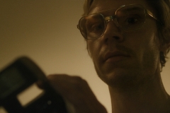 Dahmer - Mostro: La storia di Jeffrey Dahmer, Evan Peters in una scena della serie