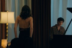 Acque profonde, Ana de Armas e Jacob Elordi in una conturbante scena del film di Adrian Lyne
