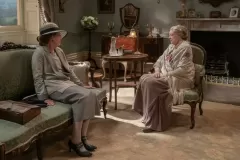 Downton Abbey II - Una nuova era, Penelope Wilton e Maggie Smith in una scena del film