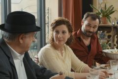 E la festa continua!, Gérard Meylan, Loyla Naymark e Robinson Stévenin in una scena del film