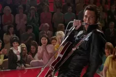 Elvis, Austin Butler in una sequenza canora del film