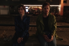 Emily in Paris 3, Lily Collins e Lucas Bravo durante una scena della serie Netflix