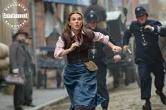 Enola Holmes 2: Millie Bobby Brown in fuga in una delle prime foto del film