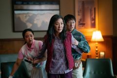 Everything Everywhere All at Once, Michelle Yeoh, Stephanie Hsu e Ke Huy Quan in un frame del film