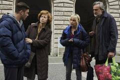 Felicità, Micaela Ramazzotti, Matteo Olivetti, Max Tortora e Anna Galiena in una scena del film