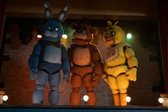 Five Nights at Freddy's, le creature protagoniste in una scena del film
