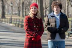 Fleishman a pezzi, Claire Danes e Jesse Eisenberg in un frame della serie