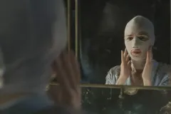 Goodnight Mommy, Naomi Watts allo specchio in una scena del film