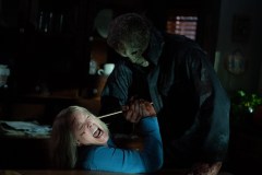 Halloween Ends, Jamie Lee Curtis minacciata da Michael Myers in un frame del film