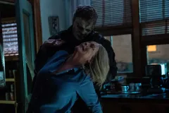 Halloween Ends, Jamie Lee Curtis minacciata da Michael Myers in una scena del film