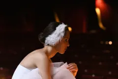 Houria, Lyna Khoudri in una sequenza del film