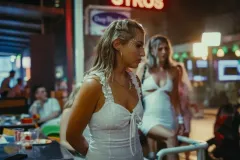 How to Have Sex, Mia McKenna-Bruce in una scena del film