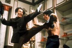 I tre dell'Operazione Drago, Bruce Lee in una scena d'azione del film