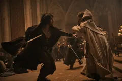 I tre moschettieri - D'Artagnan, François Civil in una sequenza d'azione del film