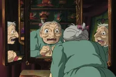 Il castello errante di Howl, una Sophie inorridita scopre di essere diventata vecchia nel film di Hayao Miyazaki