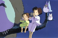 Il mio vicino Totoro, Mei e Satsuki in una scena del film
