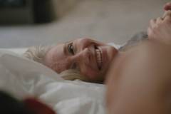 Il piacere è tutto mio, una sorridente Emma Thompson in una sequenza del film di Sophie Hyde