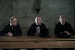 Il prodigio, Toby Jones, Dermot Crowley e Ciarán Hinds in una scena del film di Sebastián Lelio