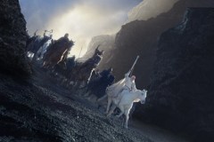 Il Signore degli Anelli - Le due torri, Christopher Lee in una scena di battaglia del film