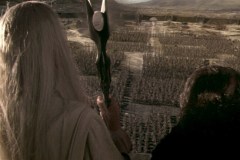 Il Signore degli Anelli - Le due torri, Christopher Lee arringa il popolo oscuro in una scena del film
