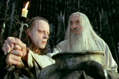 Il Signore degli Anelli - Le due torri, Christopher Lee e Brad Dourif in una scena del film