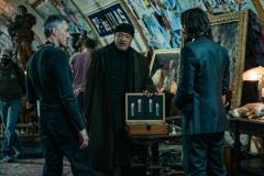 John Wick 4, Keanu Reeves, Laurence Fishburne e il regista Chad Stahelski in un'immagine dal set del film