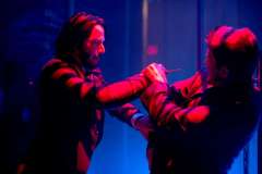 John Wick, Keanu Reeves in una scena d'azione del film di Chad Stahelski e David Leitch