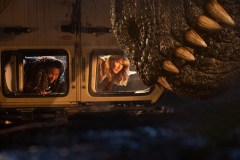 Jurassic World - Il dominio, Laura Dern e DeWanda Wise in una tesa scena del film