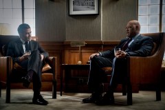 La cena delle spie, Chris Pine e Laurence Fishburne in una scena del film