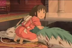 La città incantata, Chihiro tenta di curare il drago ferito, in una scena del film di Hayao Miyazaki