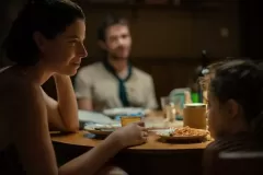 La figlia oscura, Jessie Buckley in una sequenza del film di Maggie Gyllenhaal