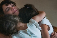 La figlia oscura, Jessie Buckley in una scena del film di Maggie Gyllenhaal